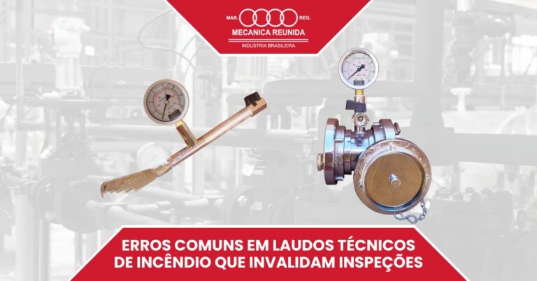 Engenheiro conferindo dados técnicos de pressão e vazão em laudos técnicos para evitar a invalidação de inspeção de incêndio.