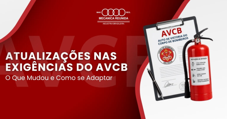Prancheta com relatório técnico do AVCB sobreposto a medidores de pressão hidráulica e manuais normativos das instruções técnicas do corpo de bombeiros.